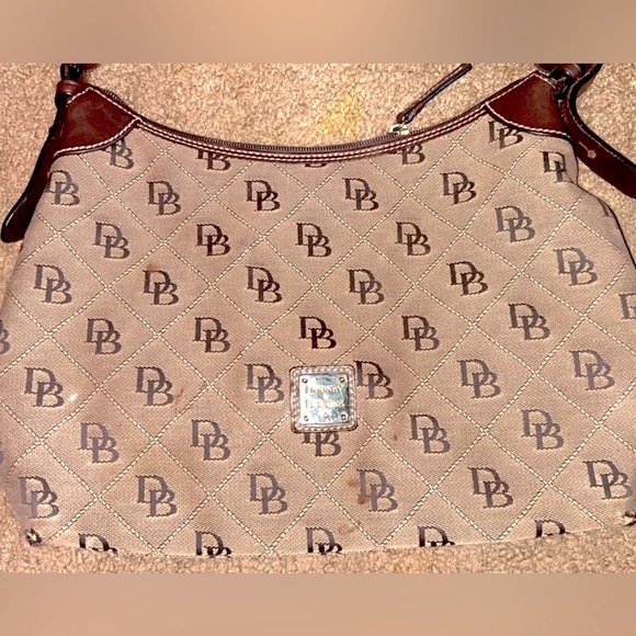 Dooney & Bourke Handbags - ✨Classic Dooney & Bourke Handbag❣️✨